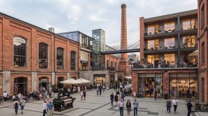 Ten obraz przedstawia nowoczesny, zrewitalizowany kompleks postindustrialny